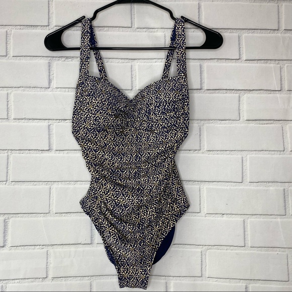 NipTuck Joanne Twist Front Tummy Control One Piece Swimsuit size 4 - Picture 3 of 8